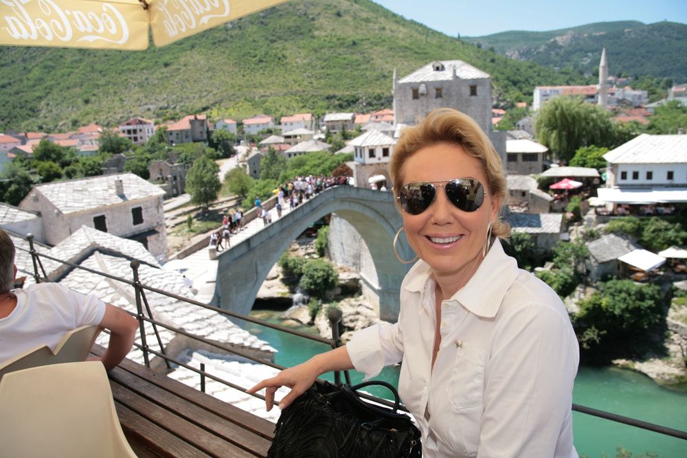 Brena je u Mostar stigla privatnim avionom, a na aerodromu je docekao Miša Dobrić, direktor PINK BiH, i jedan od suorganizatora koncerta