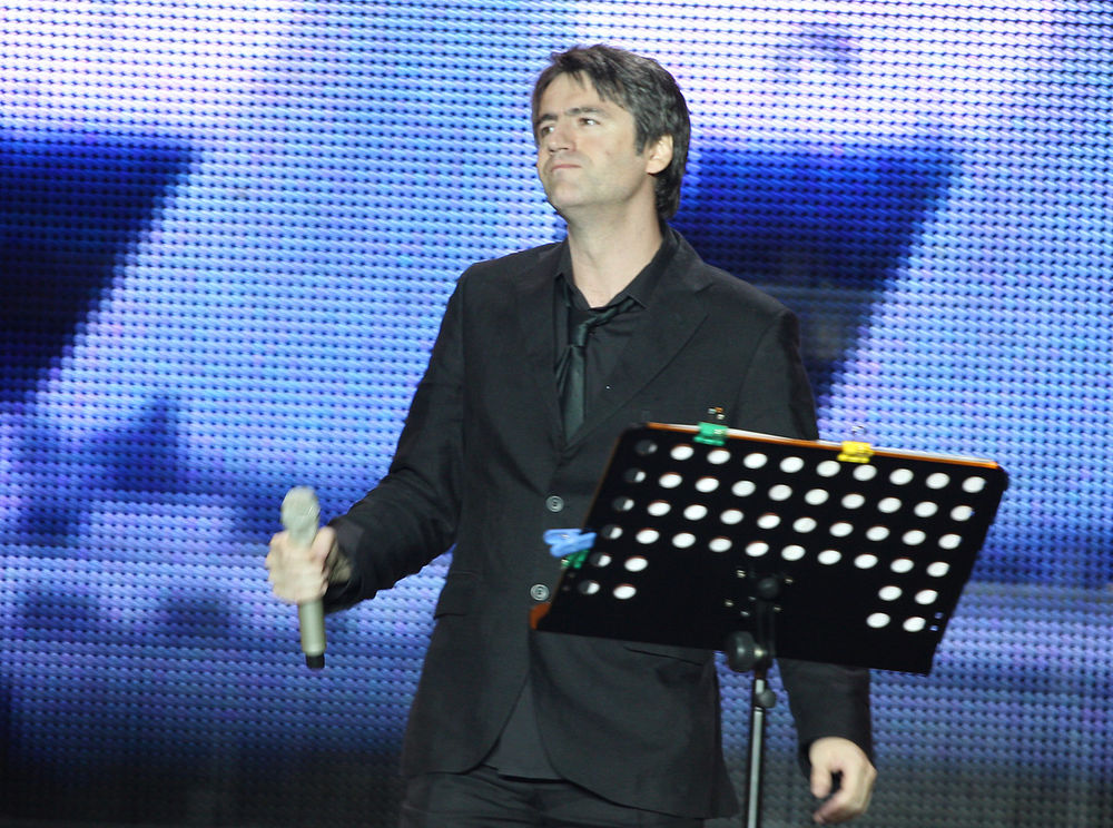 Tokom prve dve polufinalne večeri Pjesme Mediterana 2009. u Budvi, scenom je prodefilovalo 37 izvođača, od kojih se njih 25 izborilo za finale koje se održava sedmog juna od 21 časova na Trgu pjesnika.