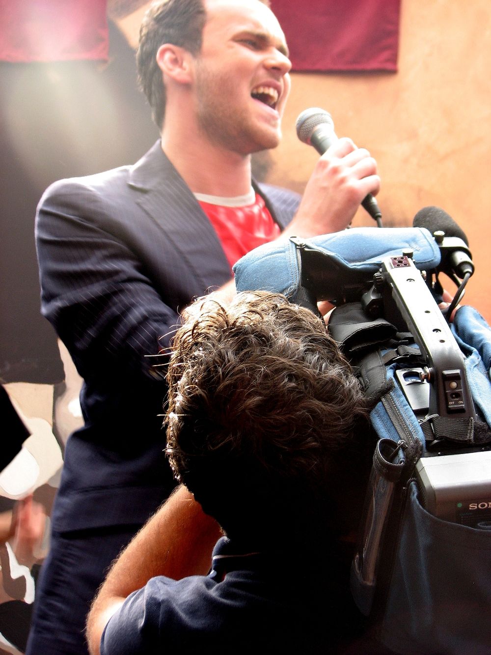Mladi crnogorski pevač Danijel Alibabić snimio je prošlog vikenda video-klip za pesmu Ne plači mala s kojom je osvojio treće mesto na Radijskom fesivalu Srbije održanom u decembru 2008. godine u Vrnjačkoj Banji