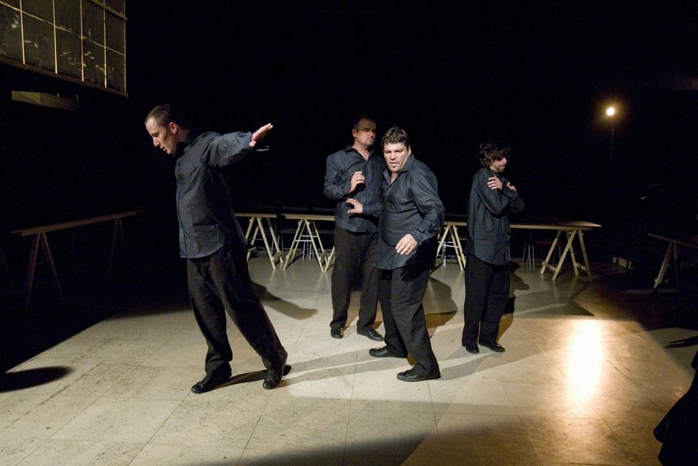 U Malom pozorištu Duško Radović drugog juna premijerno je igrana predstava Tri sestre gledaju Čehova Ister Teatra, koja je pripremljena u koprodukciji sa Večernjom scenom Radović