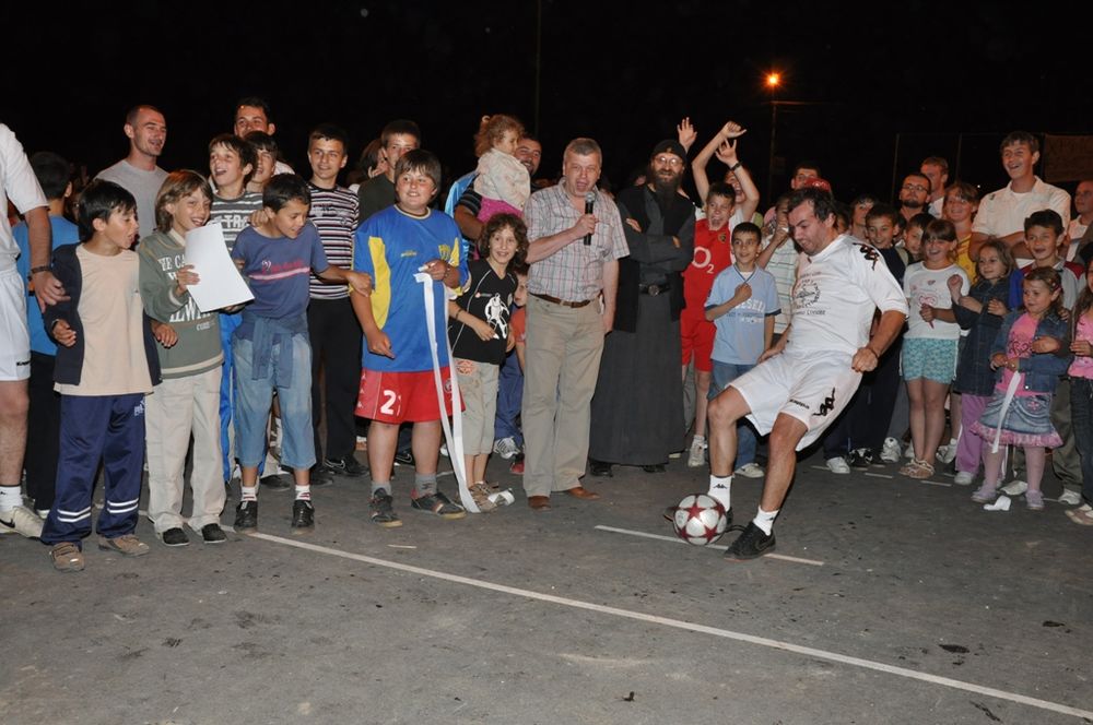 Drugi Vaskršnji turnir u malom fudbalu na Sportskom terenu kraj Petrove crkve sa sloganom Sa ljubavlju rastemo, sa verom vaskrsavamo, sa nadom opstajemo, svečano je zatvoren u utorak dodelom pehara i zahvalnica najboljim ekipama i pojedincima.