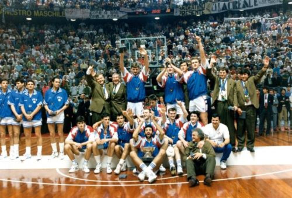 Vlade Divac sa reprezentacijom 90-tih kad su osvajali zlato