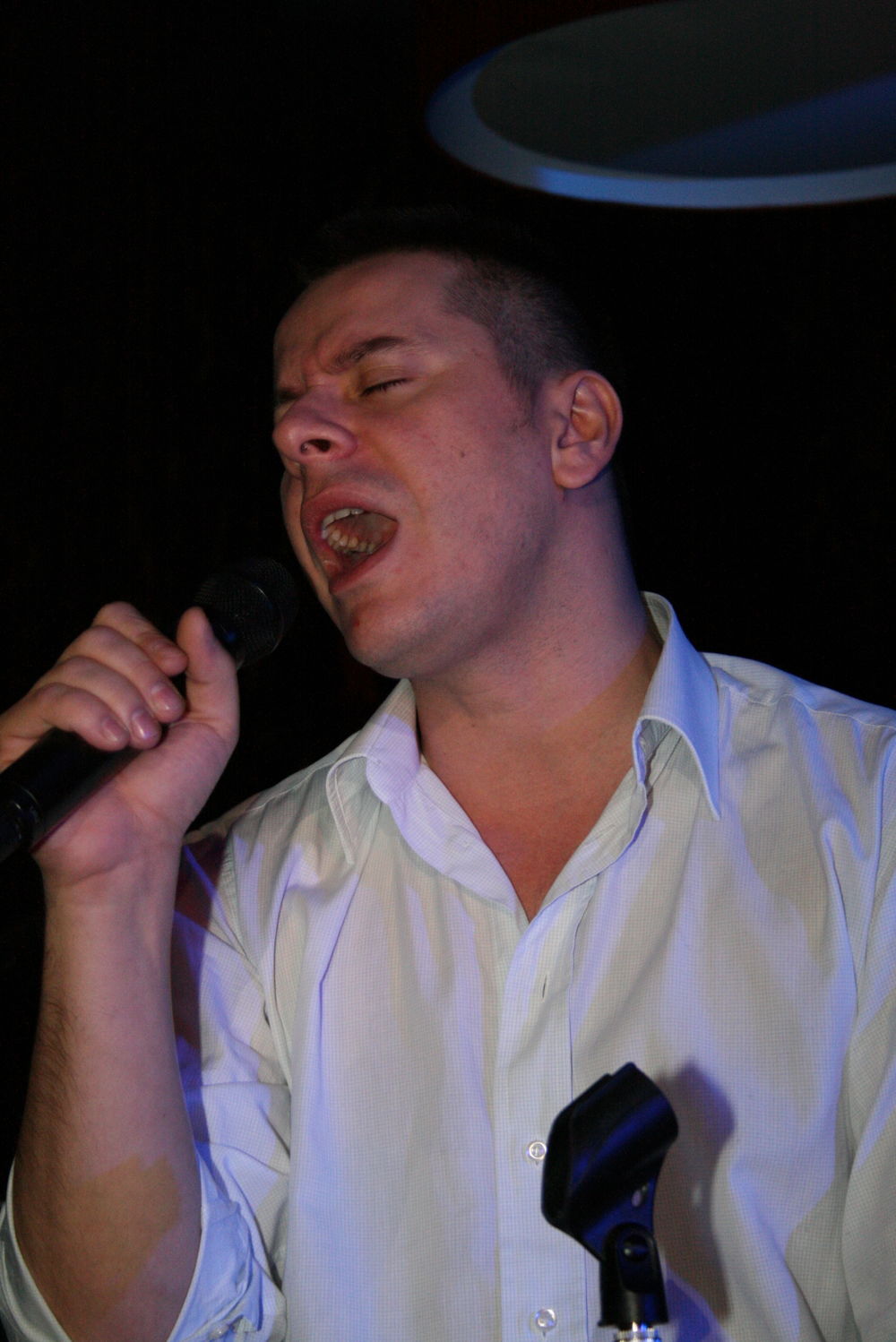 Kantautor Vlado Georgiev održao je mini solistički koncert na beogradskom splavu H20 pred više stotina obožavalaca, a među njima je bio i vlasnik televizije Pink, Željko Mitrović
