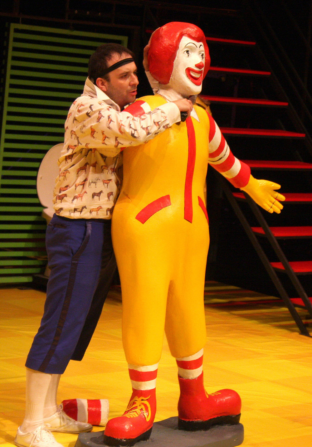 U Narodnom pozorištu postavljen je komad Ronalde, razumi me koji se na duhovit način bavi pozicijom običnih ljudi u sistemu tranzicije