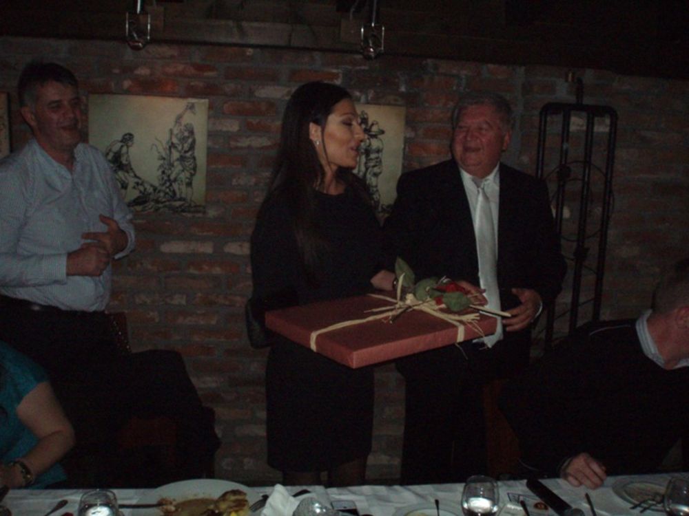 Nakon spektakularnog koncerta u skopskoj hali Boris Trajkovski, folk diva Svetlana - Ceca Ražnatović pojavila se noćas na after partyju u restoranu Vodenica gde je na poklon dobila ikonu sa drvenom podlogom na kojoj je izrezbaren lik svetog Nikole