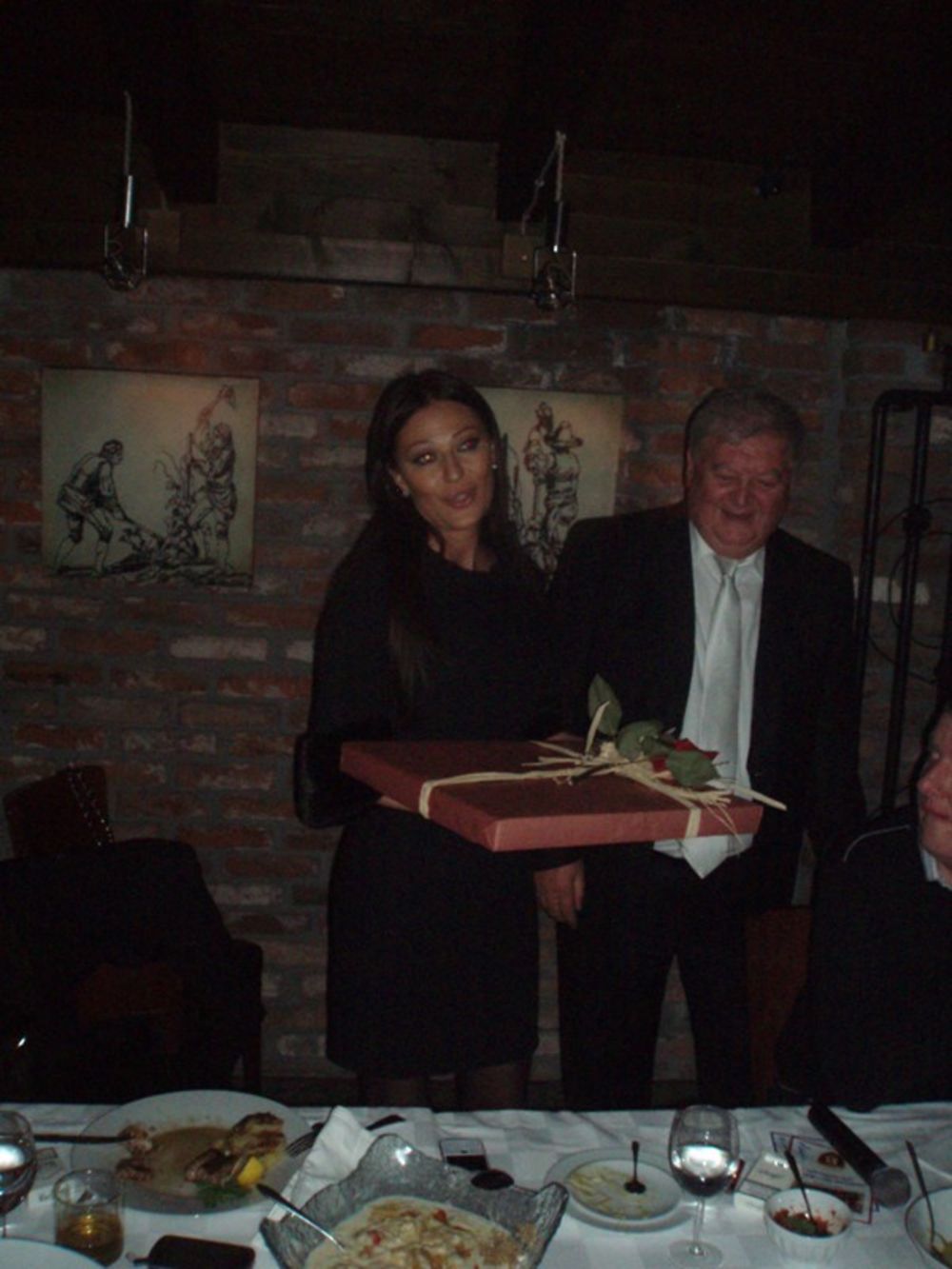 Nakon spektakularnog koncerta u skopskoj hali Boris Trajkovski, folk diva Svetlana - Ceca Ražnatović pojavila se noćas na after partyju u restoranu Vodenica gde je na poklon dobila ikonu sa drvenom podlogom na kojoj je izrezbaren lik svetog Nikole