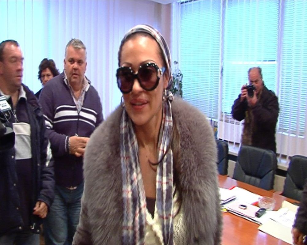 Folk diva Svetlana – Ceca Ražnatović posetila je rano jutros Kraljevo gde je gradonačelniku tog grada Ljubiši Simoviću predala 200.000 dinara pomoći za četiri porodice čiji domovi su stradali usled nedavnog zemljotresa.