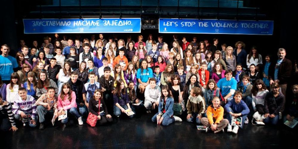 Ambasadorka UNICEF-a u Srbiji Ana Ivanović sastala se u petak sa učenicima iz 15 osnovnih i srednjih škola uključenih u program Škola bez nasilja i razgovarala je o nasilju u školama, svojoj podršci programu i ulozi škole u pružanju podrške deci koja trpe i de