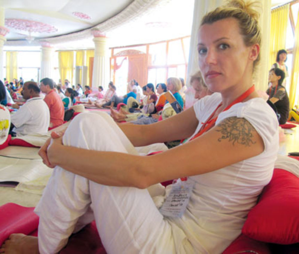 Slikarka Biljana Cincarević otkriva kako je kroz petnaestodnevni boravak u Indiji kroz meditaciju i jogu uspela da pronađe sebe i stekne unutrašnji mir, ali i shvati da joj materijalna uživanja ne znače ništa