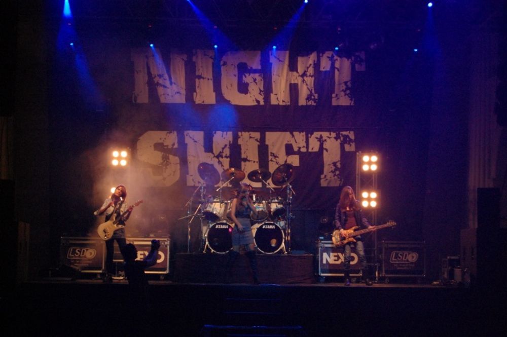 Grupa Night Shift snimila je spot za drugi singl sa albuma Bez zaklona, pesmu Nikada, u kome učestvuju brojne poznate ličnosti, a namenjen je prikupljanju sredstava za decu bez roditeljskog staranja
