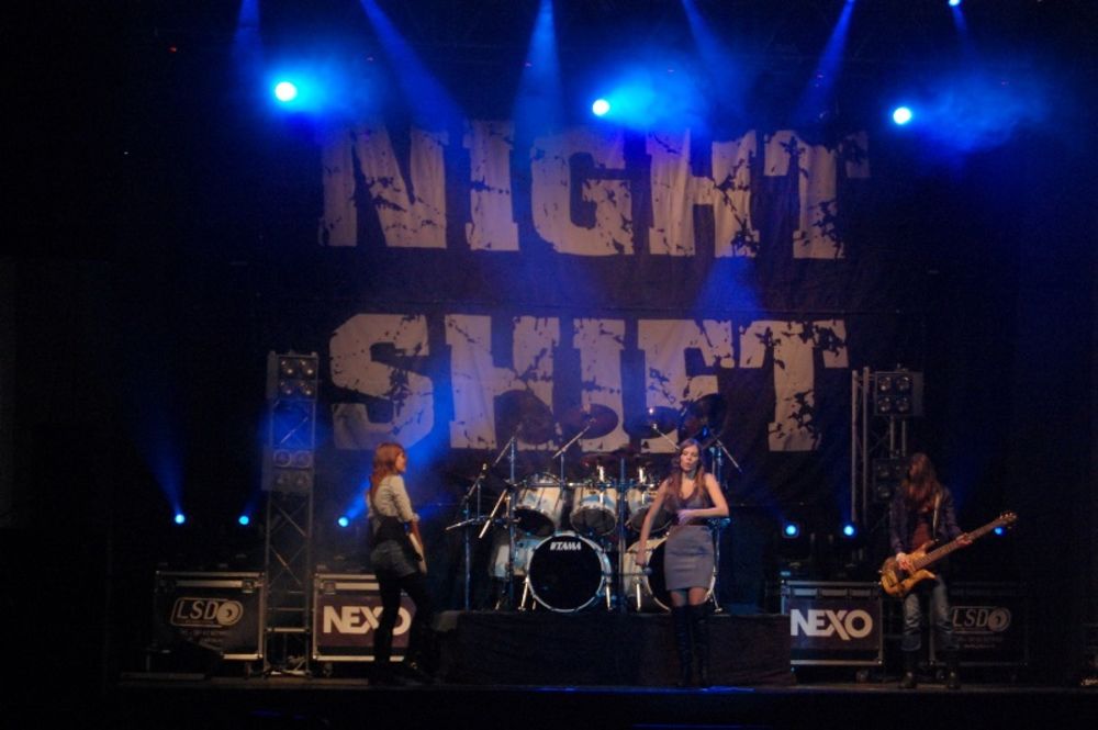 Grupa Night Shift snimila je spot za drugi singl sa albuma Bez zaklona, pesmu Nikada, u kome učestvuju brojne poznate ličnosti, a namenjen je prikupljanju sredstava za decu bez roditeljskog staranja