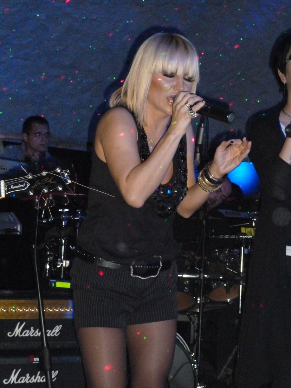 Pop pevačica Goca Tržan zapevala je u sredu uveče u beogradskom klubu Molokini i to prvi put po povratku sa Filipina.