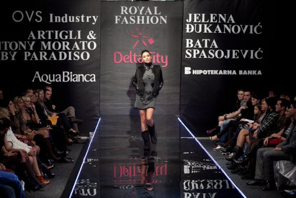 Uprkos tome što je u trećem mesecu trudnoće, atraktivna manekenka i supruga golmana Partizana Bojana Stojković radila je na Royal Fashion week-u u Podgorici, na kome je pokazala i blago zaobljen stomačić