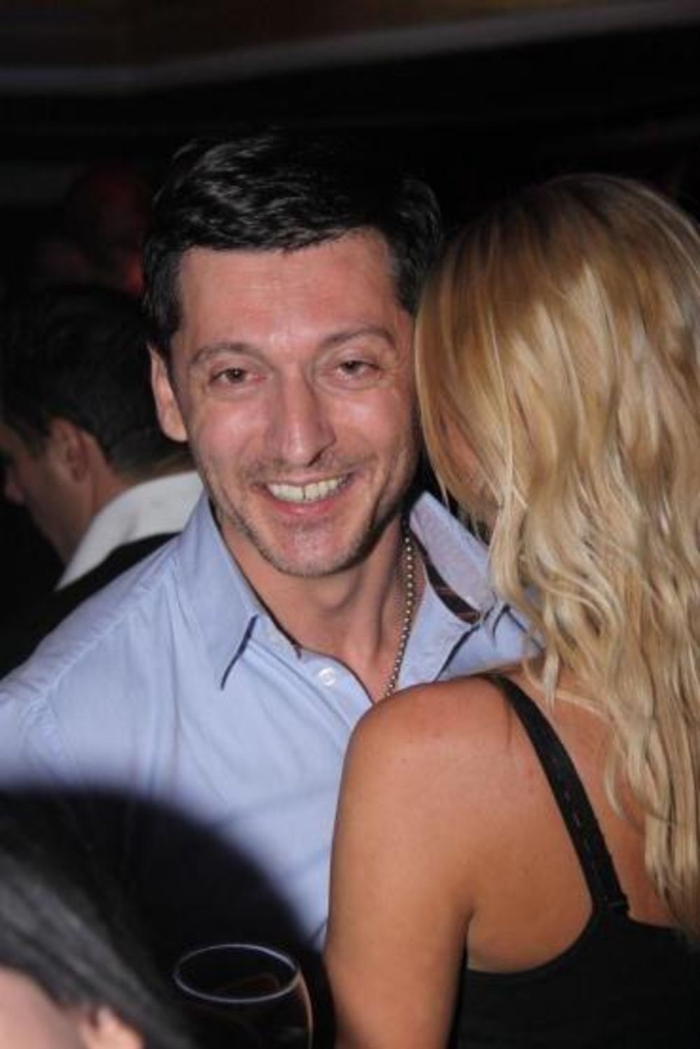 TV voditelj i zaštitno lice televizije Pink Boško Jakovljević obreo se u nedelju uveče u popularnom prestoničkom klubu Teatro u društvu Sani Armani.