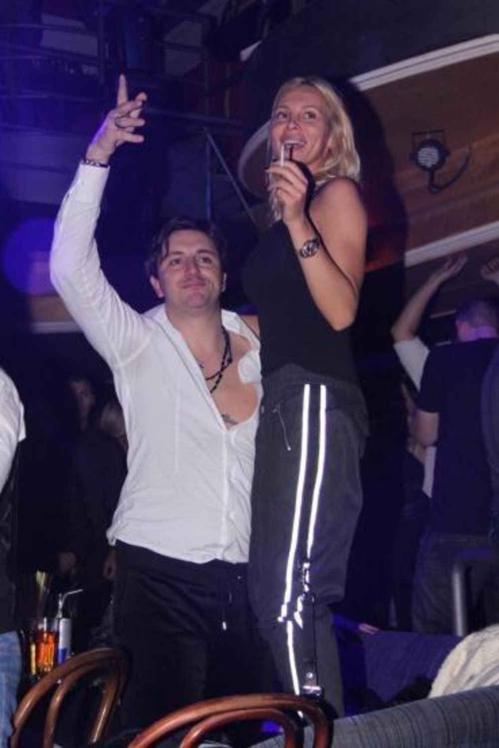 TV voditelj i zaštitno lice televizije Pink Boško Jakovljević obreo se u nedelju uveče u popularnom prestoničkom klubu Teatro u društvu Sani Armani.