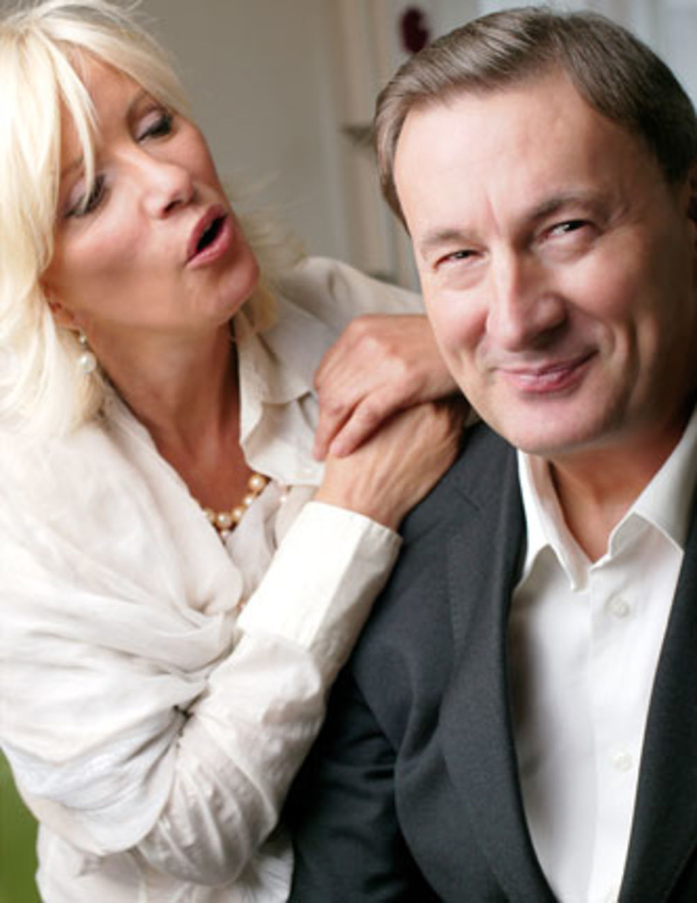 Folk pevačica Dragica Radosavljević Cakana i njen suprug Nebojša Negić otkrivaju kojim su se estetskim tretmanima podvrgli kako bi ublažili tragove godina na svojim licima