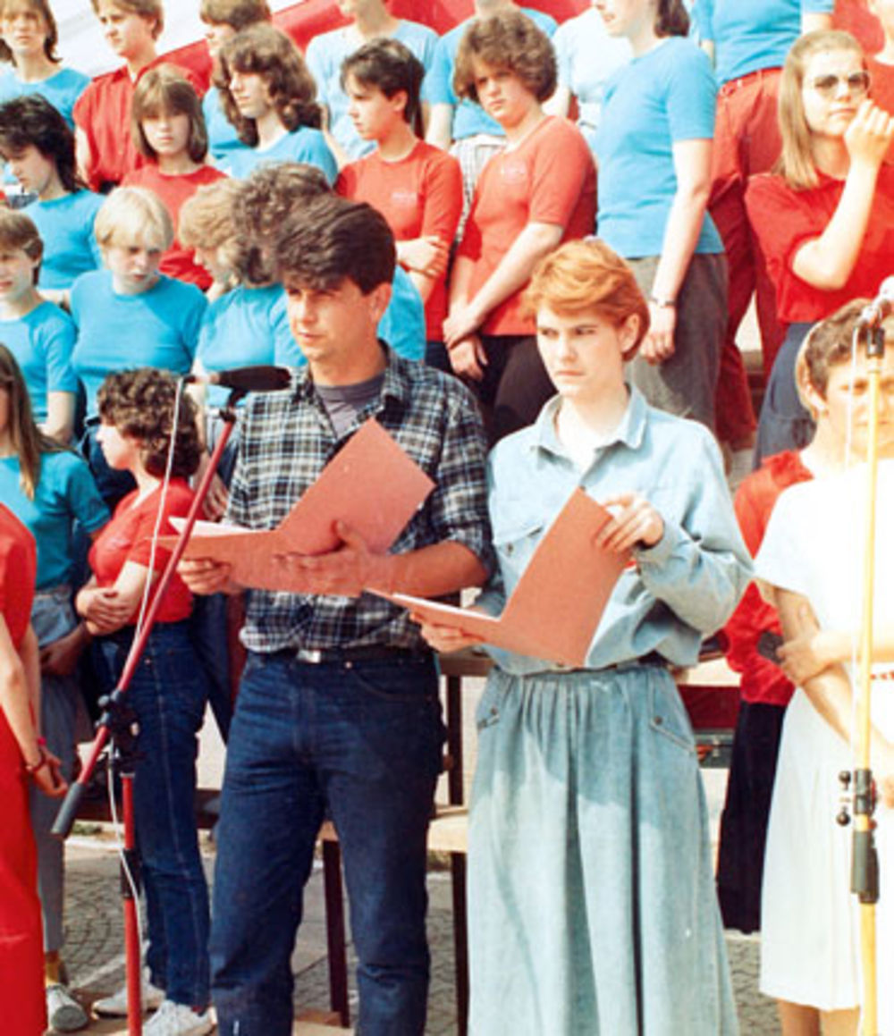 Iako je život uredio da se sa svetlima prestonice sretne još kao student, sudbina je novinarku Radmilu Đurić vratila u Lazarevac gde se zbližila sa drugom iz detinjstva za kojeg se ubrzo udala i postala majka dvoje dece