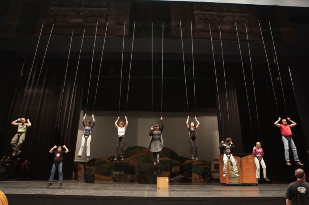 Pripreme za predstojeće izvođenje opere Vreme cigana Emira Kusturice ulaze u poslednju fazu. Stiže i poslednji deo opreme iz Francuske, zajedno sa francuskim timom