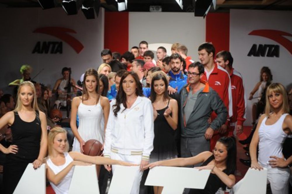 Srpska teniserka Jelena Janković promovisala je modele kineske kompanije Anta, jednog od najpoznatijih proizvođača sportske opreme