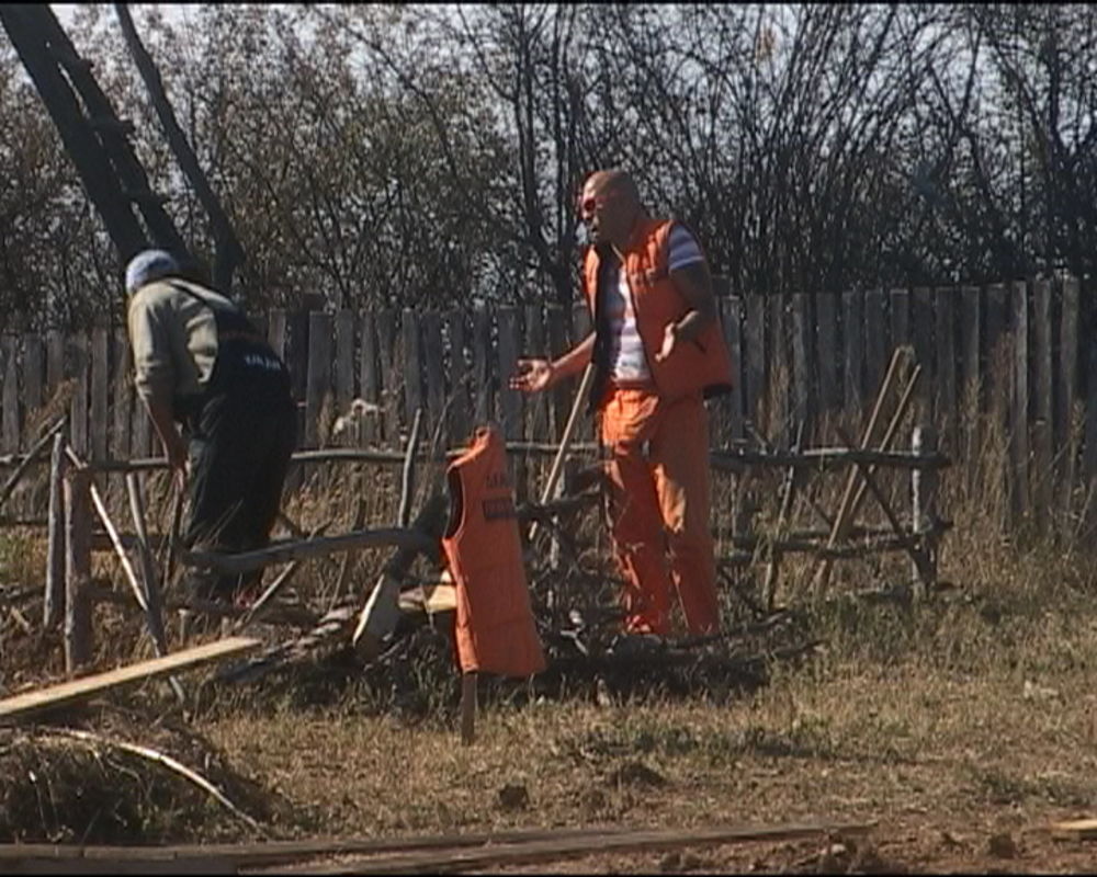 Neposredno pred duel, ukućani imanja u Lisoviću veoma su nervozni i svađaju se oko svega i svačega - kupanja, kafe, hrane... Bane, Irena i Stefan maze se u troje