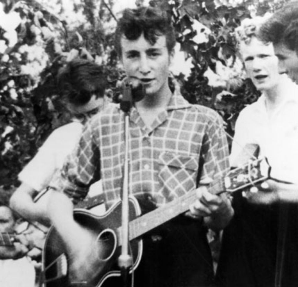 Četiri decenije života Džona Lenona bilo je premalo da muzička legenda uživa u porodičnom životu koji je zavoleo tek nakon promašenog braka i homoseksualne ljubavi, ali dovoljno da vođa čuvenih Bitlsa stekne planetarnu slavu
