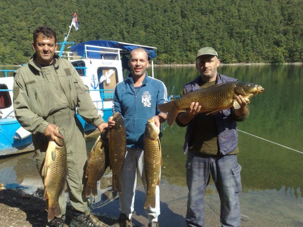 Pobednik Farme i poslednjeg Grand festivala Milan Topalović Topalko nedavno je proveo nakoliko nezaboravnih dana na Zlatarskom jezeru pecajući u društvu svojih prijatelja