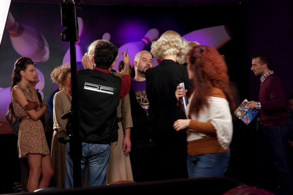 Pop pevačica Tijana Dapčević snimila je spot sa dvojicom transvestita za pesmu Kaži mi da znam za koju je muziku uradio Mlađan Dinkić