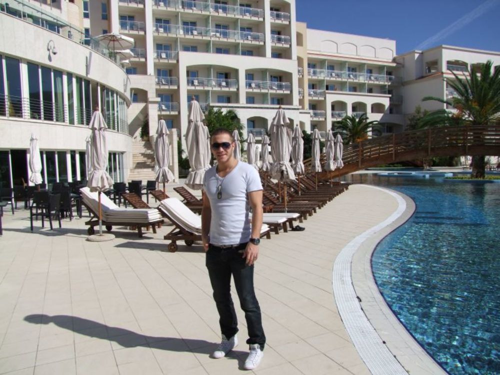 Pop pevač Saša Kovačević (25) odmarao se proteklog vikenda u Crnoj Gori. Odseo je u hotelu Splendid, gde je u subotu uveče imao i veoma zapažen nastup pred nekoliko stotina prisutnih u jednoj od hotelskih VIP dvorana.