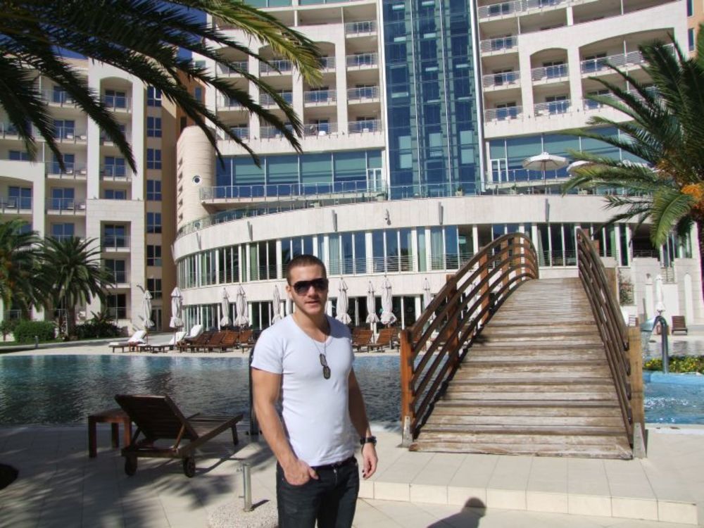 Pop pevač Saša Kovačević (25) odmarao se proteklog vikenda u Crnoj Gori. Odseo je u hotelu Splendid, gde je u subotu uveče imao i veoma zapažen nastup pred nekoliko stotina prisutnih u jednoj od hotelskih VIP dvorana.