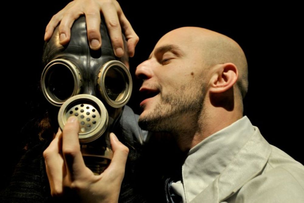 U utorak 16. novembra u 20 časova u Bitef teatru biće premijerno izvedena predstava Poslednji čovek na zemlji u režiji Nikole Zavišića