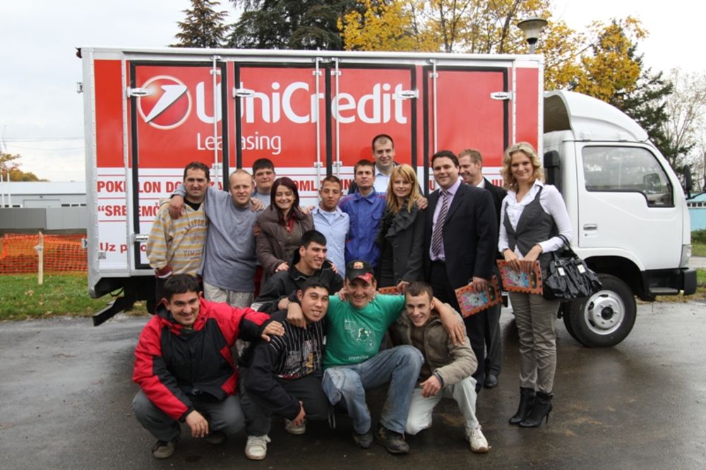 Uz podršku Igora Lazića Niggora, Katarine Marković, Marijane Mićić i Tamare Paunović kompanija UniCredit Leasing Srbija donirala je vredne poklone Domu za decu i omladinu ometenu u mentalnom razvoju Sremčica,