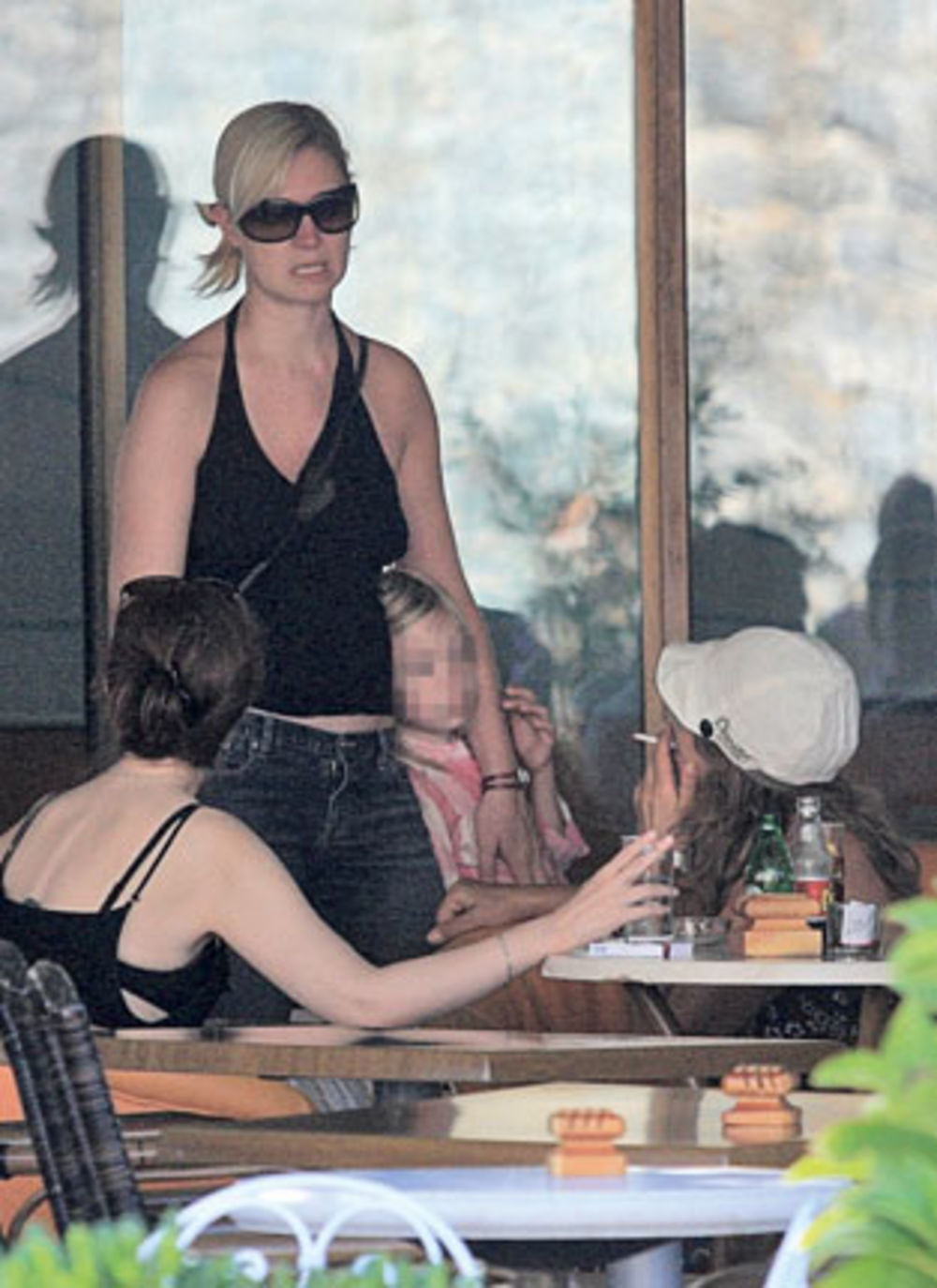 Poslednje dane leta srpska glumica Ana Sofrenović (38) rešila je da sa svojim ćerkama Ivom (11) i Lenom (6) provede u Budvi.