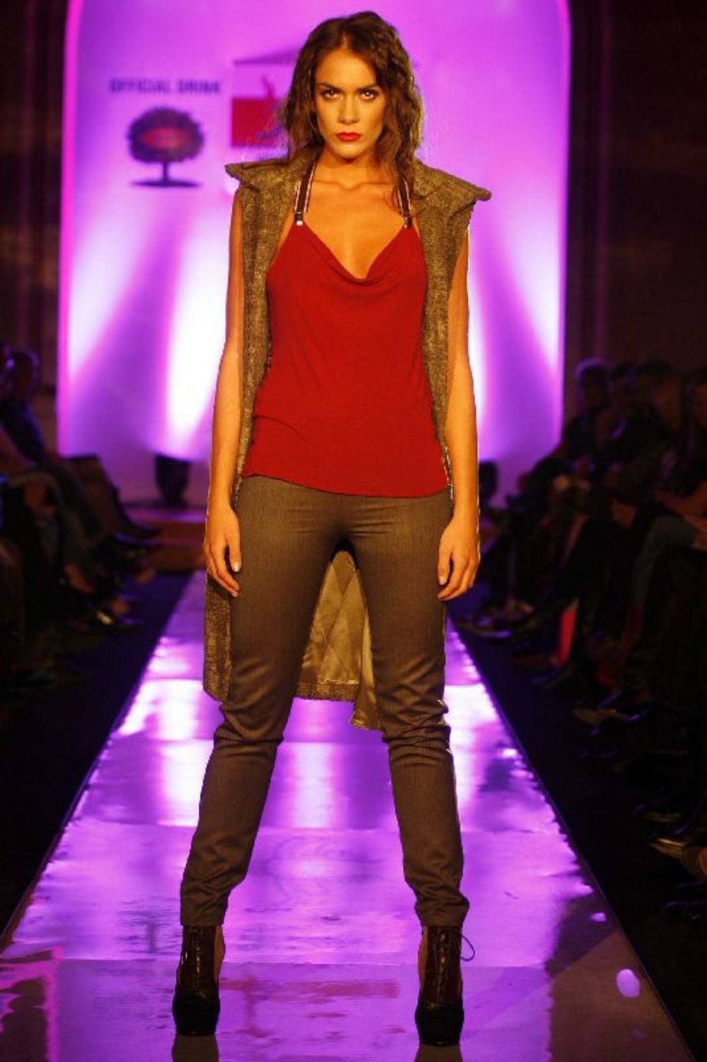 Svoje viđenje trendova za narednu sezonu na ovogodišnjem Jacobs Fashion Selectionu 11. oktobra prikazala je i kreatorka Milena Radović u novoj kolekciji pod nazivom Ivica dva sveta
