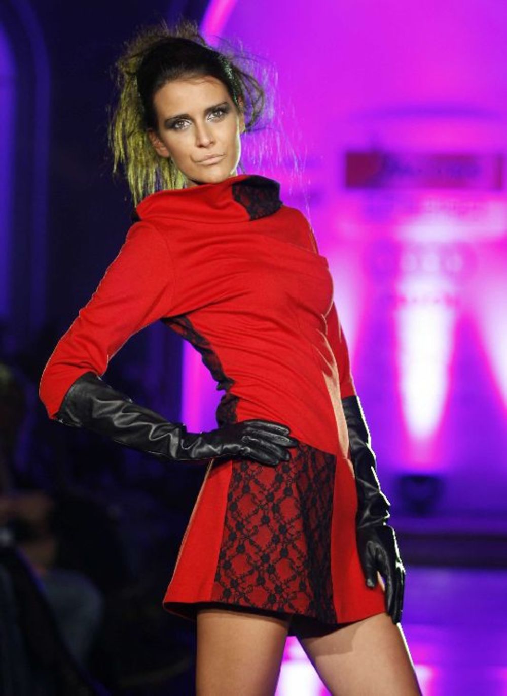 Poznata modna dizajnerka Suzana Perić predstavila je 12. oktobra u Domu garde, u prisustvu velikog broja poznatih ličnosti, svoju novu koleciju She Rules čije je zaštitno lice Bojana Stojković