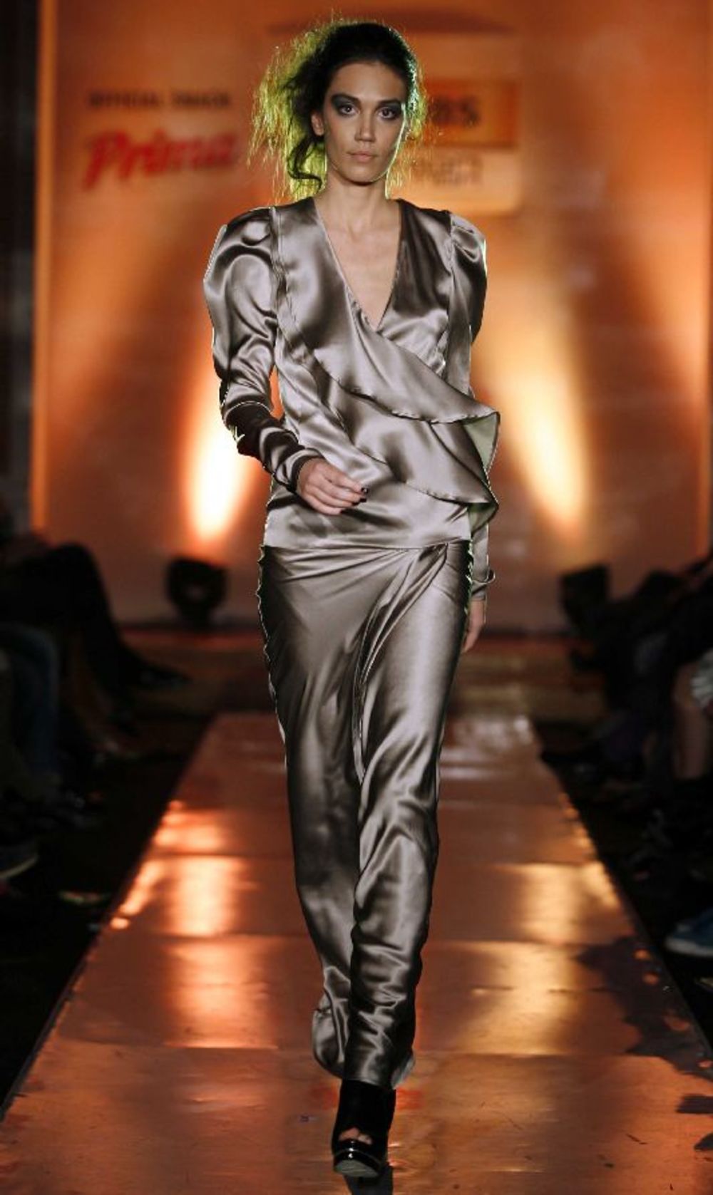 Poznata modna dizajnerka Suzana Perić predstavila je 12. oktobra u Domu garde, u prisustvu velikog broja poznatih ličnosti, svoju novu koleciju She Rules čije je zaštitno lice Bojana Stojković