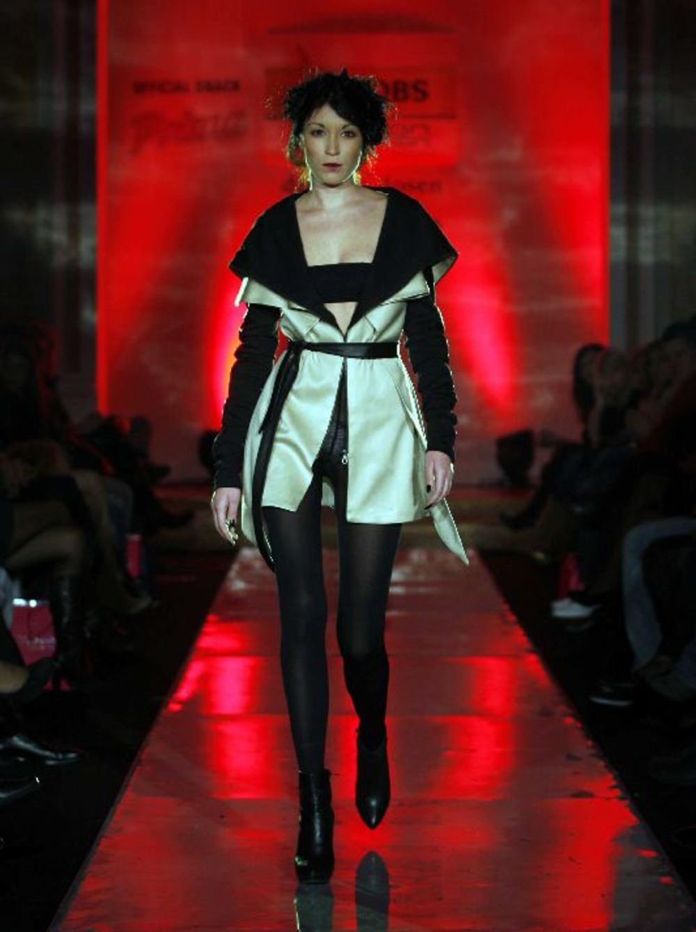 Pobednica konkursa Grazia Selection Sanda Simona Janković, predstavila je na Jacobs Fashion Selectionu 12. oktobra u balskoj dvorani Doma garde kolekciju Dark Side of Venus, koja je inspirisana tamnom stranom ženske prirode