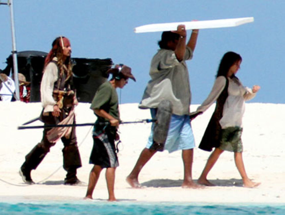 Proslavljene filmske zvezde, španska glumica Penelope Kruz (36) i njen kolega Džoni Dep (47), odlično se provode na snimanju najnovijeg nastavka sage Pirati s Kariba, čemu u prilog govore fotografije nastale na prelepim peščanim plažama na kojima se film snima