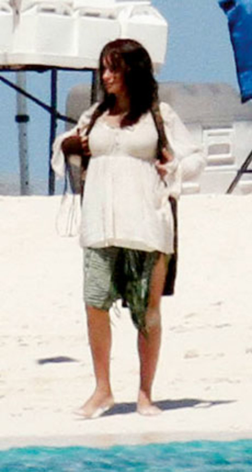 Proslavljene filmske zvezde, španska glumica Penelope Kruz (36) i njen kolega Džoni Dep (47), odlično se provode na snimanju najnovijeg nastavka sage Pirati s Kariba, čemu u prilog govore fotografije nastale na prelepim peščanim plažama na kojima se film snima