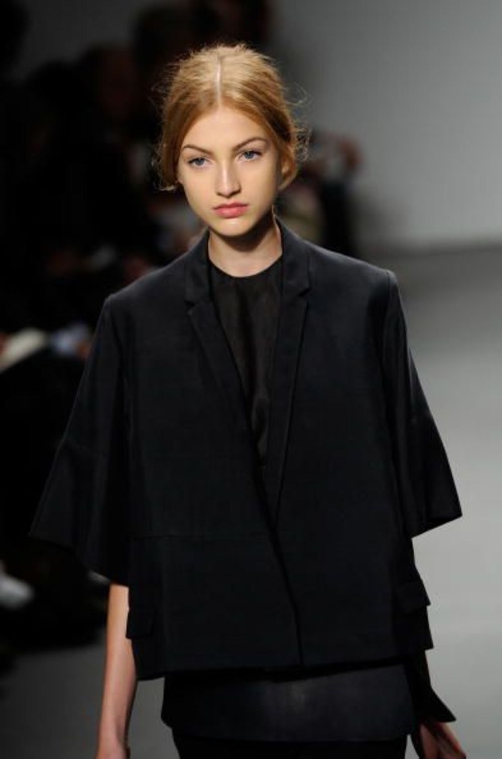 Prošlogodišnja pobednica izbora Elite Model Look Simona Andrejić očarala je Diorovog kreatora Džona Galijana na aktuelnoj nedelji mode u Parizu, a pre toga je u Njujorku drugi put za redom radila reviju Calvin Klein-a