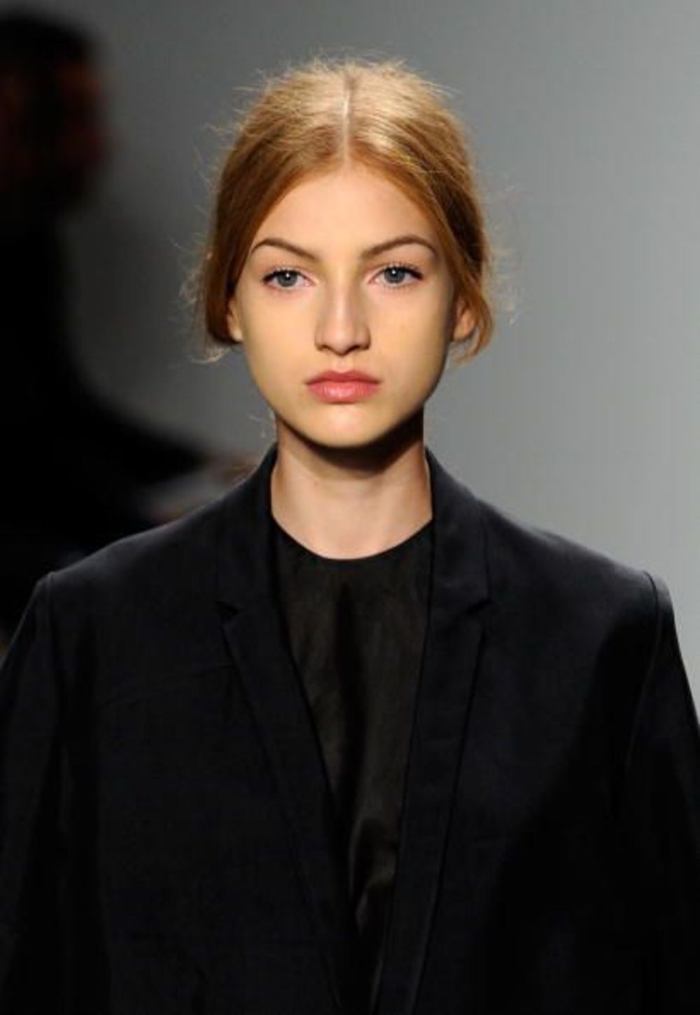 Prošlogodišnja pobednica izbora Elite Model Look Simona Andrejić očarala je Diorovog kreatora Džona Galijana na aktuelnoj nedelji mode u Parizu, a pre toga je u Njujorku drugi put za redom radila reviju Calvin Klein-a