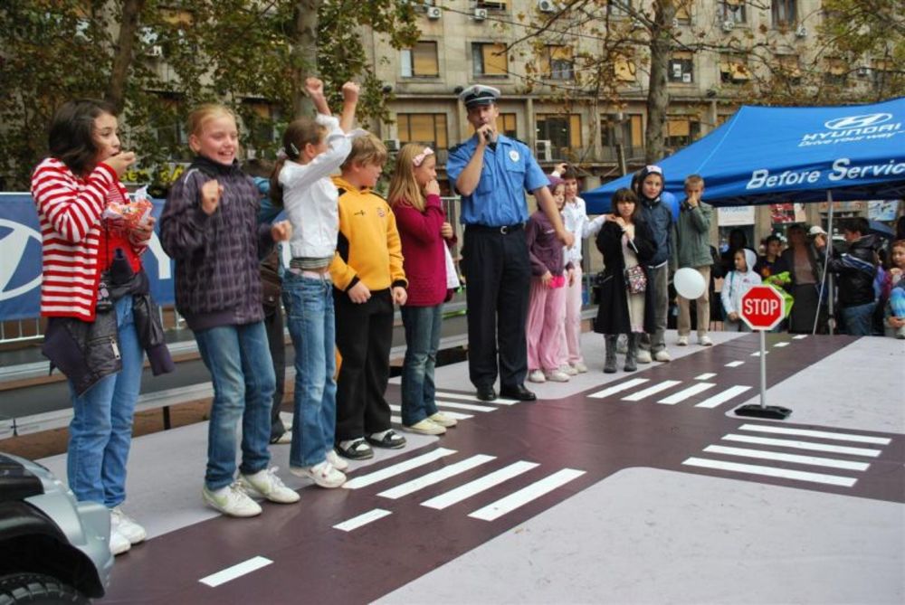 Pod pokroviteljstvom Ministarstva unutrašnjih poslova, Hyundai Auto Beograd širom Srbije organizuje niz akcija posvećenih povećanju bezbednosti dece u saobraćaju. Voditeljka programa je bila pop pevačica Tijana Dapčević