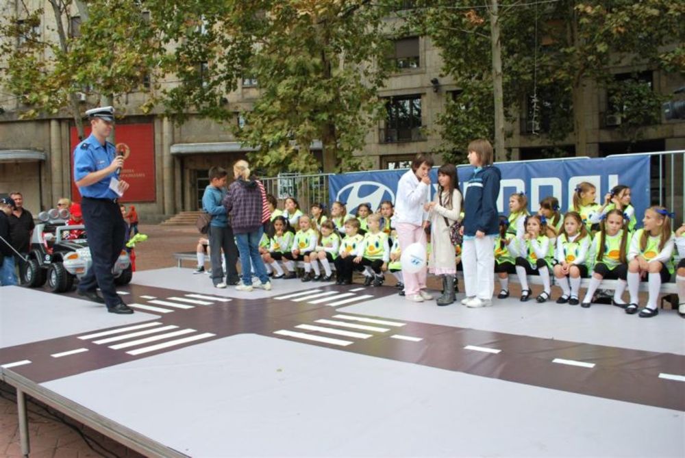 Pod pokroviteljstvom Ministarstva unutrašnjih poslova, Hyundai Auto Beograd širom Srbije organizuje niz akcija posvećenih povećanju bezbednosti dece u saobraćaju. Voditeljka programa je bila pop pevačica Tijana Dapčević