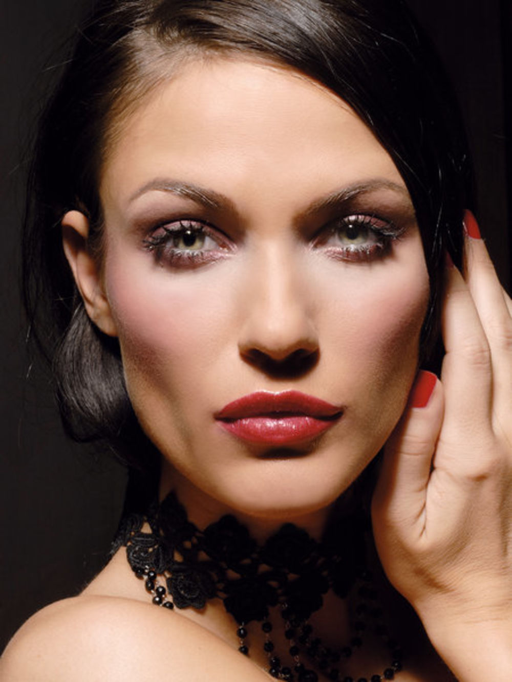 Manekenka Bojana Barović odavno je pronašla idealnu formulu za negu lica i tela, sjaj svoje veoma duge kose intenzivira kvalitetnim preparatima, dok šminku uvek bira u najnežnijima nijansama