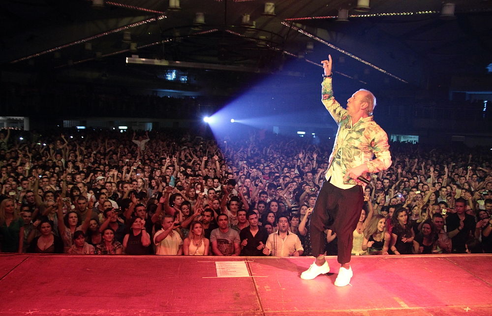Čuveni muzičar Dino Merlin održao je u subotu 18. septembra veliki koncert u Skoplju, kojim je uspeo da još jednom oduševi mnogobrojne fanove