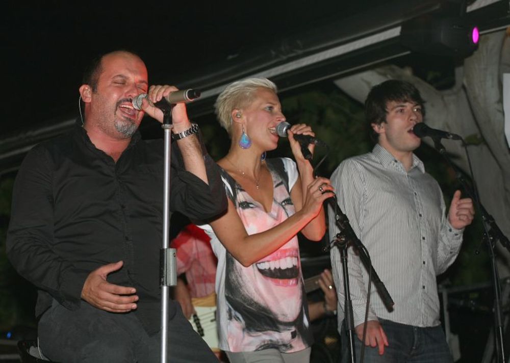 Mlada pevačica Sonja Bakić bila je posebna gošća na koncertu hrvatskog pop muzičara Tonija Cetinskog koji je održan u klubu Cinema na Kalemegdanu