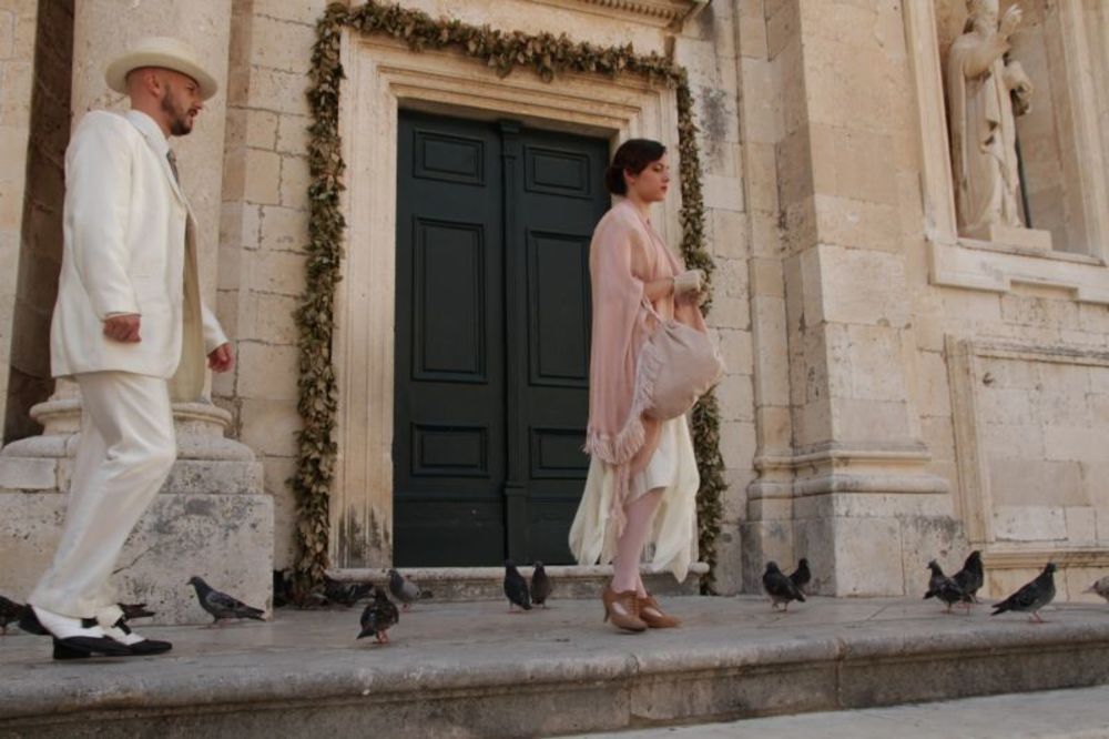 Lokaliteti prelepog grada Dubrovnika početkom septembra bili su deo seta nove TV serije Miris kiše na Balkanu koja se prema bestseleru književnice Gordane Kuić snima u produkciji Cinema Design-a i RTS-a