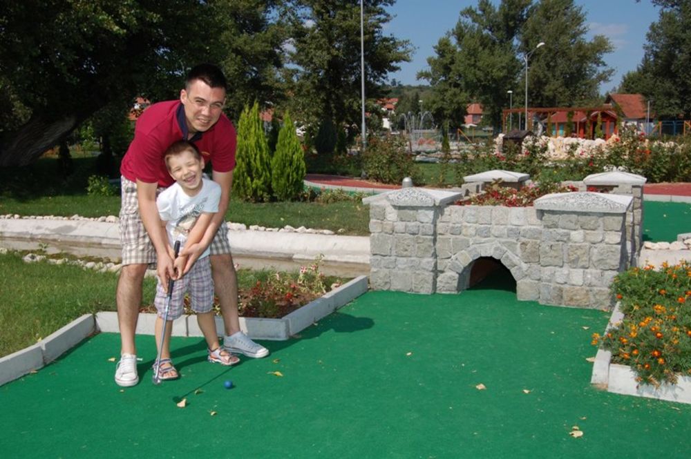 Popularni pevač Željko Vasić nedavno je sa suprugom Ivanom, sinom Andrejom i ćerkom Lenkom uživao u poseti rodnom Zaječaru, gde je sa svojim naslednikom najviše vremena proveo na terenima za mini golf