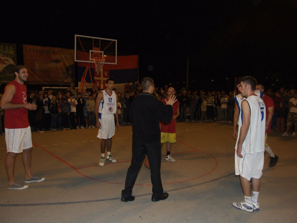 Pred 2000 gledalaca, na Sportskom terenu kod Petrove crkve 14. septembra svečano je otvoren drugi basket turnir 3 na 3. Čast da otvori ovogodišnju manifestaciju pripala je našem proslavljenom košarkašu Nenadu Krstiću