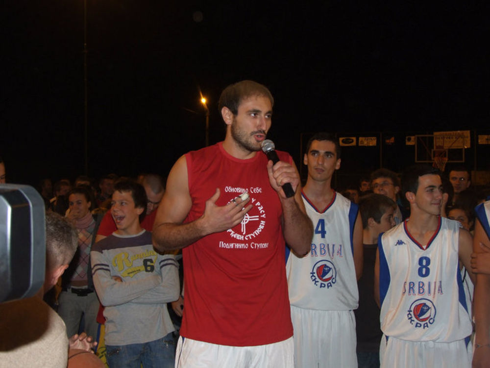 Pred 2000 gledalaca, na Sportskom terenu kod Petrove crkve 14. septembra svečano je otvoren drugi basket turnir 3 na 3. Čast da otvori ovogodišnju manifestaciju pripala je našem proslavljenom košarkašu Nenadu Krstiću