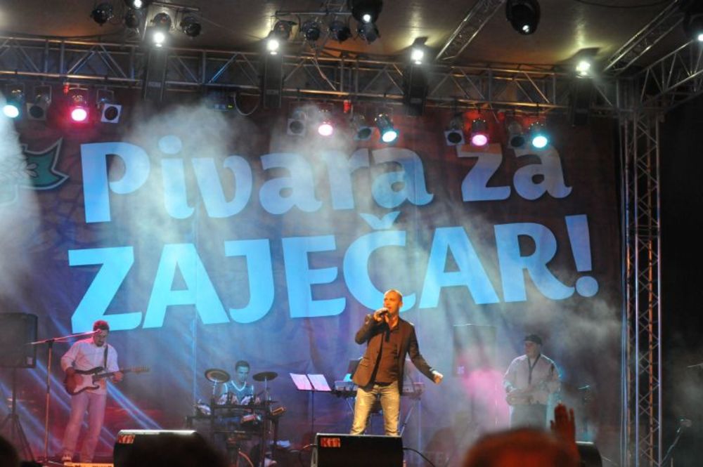 Na višečasovnom spektakularnom koncertu povodom 115. rođendana Zaječarske pivare nastupili su i Slavica Ćukteraš i Milan Topalović Topalko